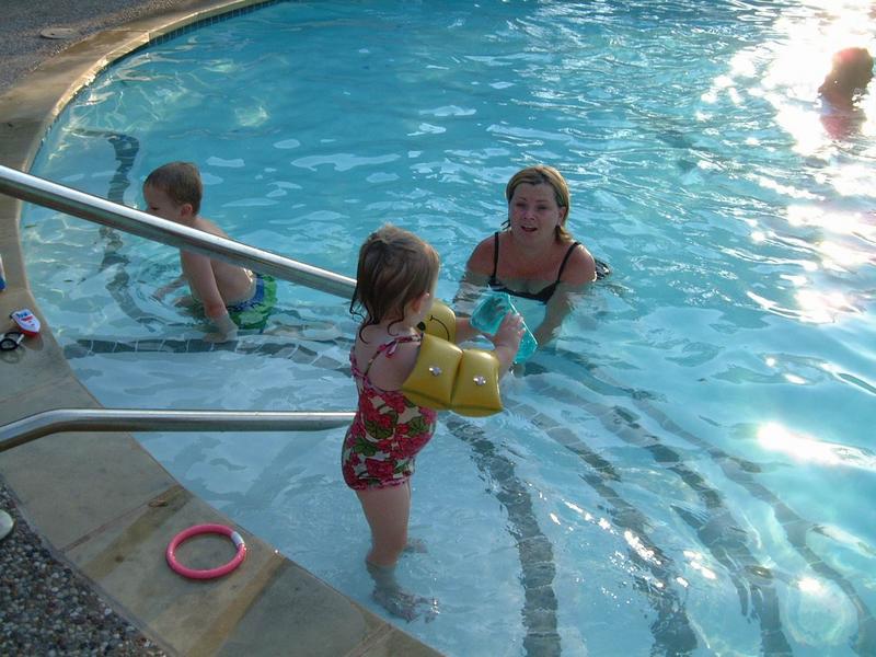 2003/08(Aug)/2(J-KT-Pool)/800x600_2003-08-07 18-57-28145.JPG